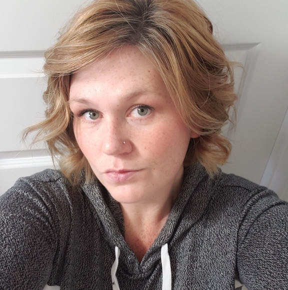 Meet your Posher, Nicole - Picture 1 of 1